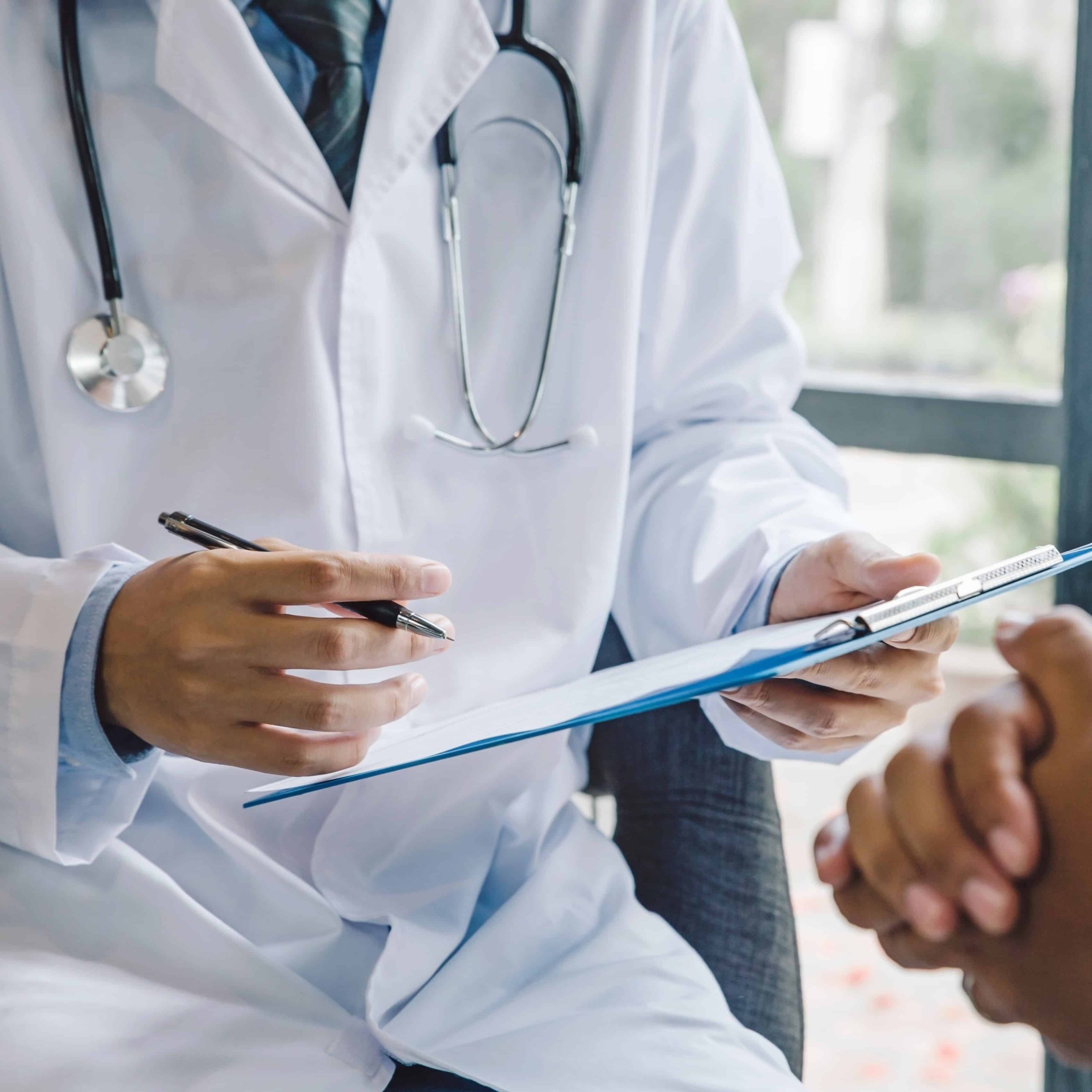 medico-che-da-una-consultazione-ad-un-paziente-e-che-spiega-le-informazioni-e-la-diagnosi-mediche visite mediche