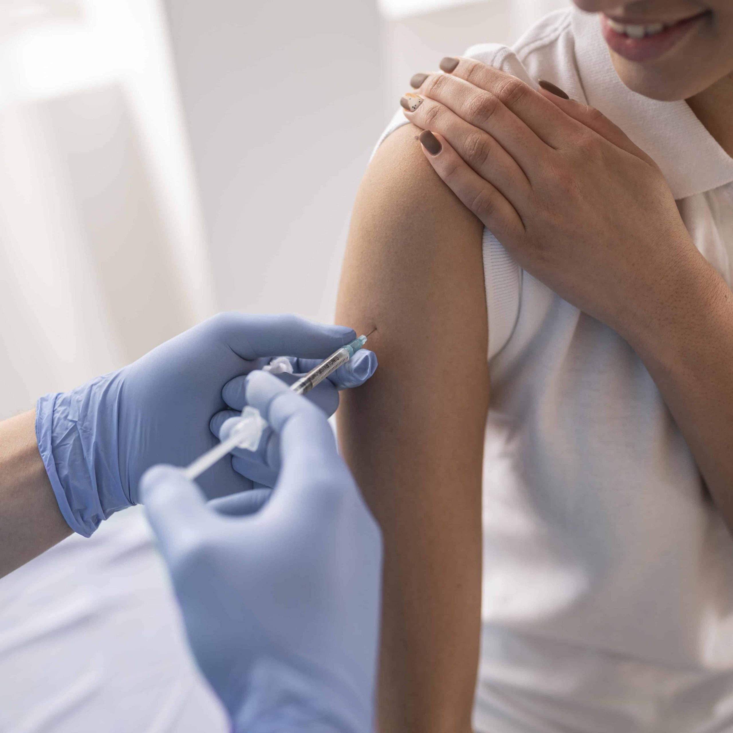 medico-che-vaccina-un-paziente-in-una-clinica infermeria